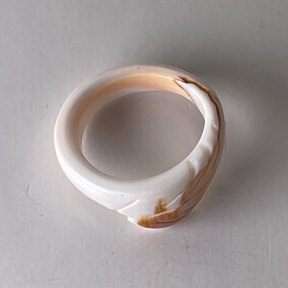 Shell Ring Carved Leaf Design - Picture 7 of 8